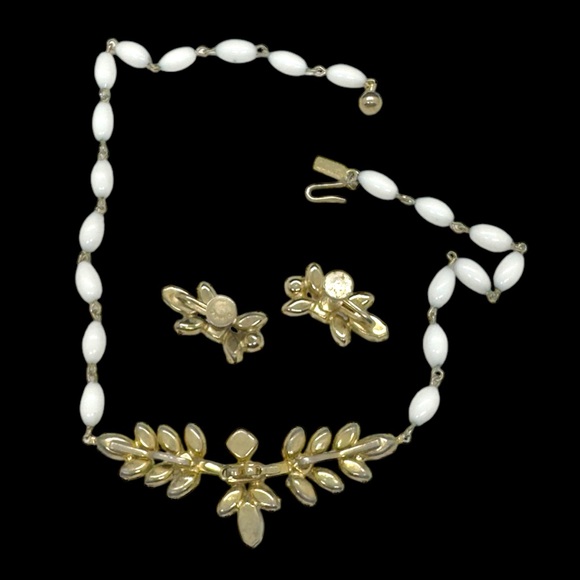 Vintage Hallmarked Duane Milk Glass & Rhinestone Necklace & Screw-back Earrings - Picture 4 of 9